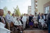 Deltagare vid invigning av äldreboende i Västhaga, 1990-tal