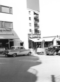 Affärer vid Näbbtorget, 1959