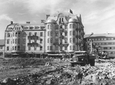 Näbbtorgshuset reser sig under förberedelser för byggnation av Krämaren, 1959
