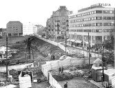 Näbbhuset och Fylgia-huset vid sidan av grundarbete av Krämaren och Rudbeckstunneln, 1960-03-21