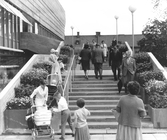 Kunder använder den utvändiga trappen på Varuhuset Krämaren, 1963