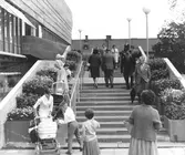 Kunder använder den utvändiga trappen på Varuhuset Krämaren, 1963