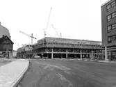 Traktor och byggkranar vid byggnation av Krämaren, 1961-10-05