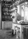 Man i kemiska laboratoriet vid Örebro Tekniska Elementarskola, 1921-06-07