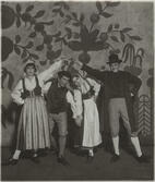 Rollporträtt av Greta Kähr, Léon Stettler, oidentifierad dansare samt Eric Viber i uppsättningen 
