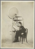 Jean Cocteau vid en av fonograferna från uppsättningen 