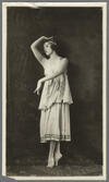 Rollporträtt av Greta Lundberg, sannolikt i dansnumret Danses Grecques.