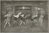 Delar av Svenska Baletten i deras repetitionssal på Théâtre des Champs-Élysées.