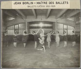 Delar av Svenska Baletten i deras repetitionssal på Théâtre des Champs-Élysées.