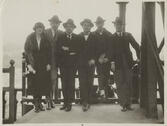 Jean Cocteau samt de fem medlemmarna ur tonsättargruppen Les Six som var några av upphovspersonerna bakom uppsättningen 