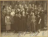 Svenska Balettens dansare och övrig personal i Berlin. Flera medlemmar ur ensemblen har signerat fotografiet.