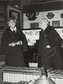 Jean Cocteau och Rolf de Maré på Dansmuseet, som då låg i Kungliga Operans lokaler.