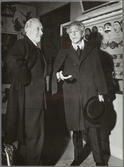 Jean Cocteau och Rolf de Maré på Dansmuseet, som då låg i Kungliga Operans lokaler.