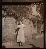 1708 N Mölnlycke väverier, mode; Stadshusträdgården, Stockholm; Mode för Mölnlycke