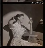 1708 N Mölnlycke väverier, mode; Stadshusträdgården, Stockholm; Mode för Mölnlycke