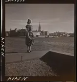 1708 N Mölnlycke väverier, mode; Stadshusträdgården, Stockholm; Mode för Mölnlycke