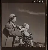 1708 N Mölnlycke väverier, mode; Stadshusträdgården, Stockholm; Mode för Mölnlycke