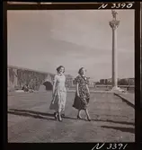 1708 N Mölnlycke väverier, mode; Stadshusträdgården, Stockholm; Mode för Mölnlycke