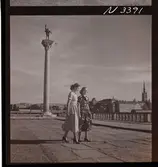 1708 N Mölnlycke väverier, mode; Stadshusträdgården, Stockholm; Mode för Mölnlycke