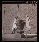 1708 N Mölnlycke väverier, mode; Stadshusträdgården, Stockholm; Mode för Mölnlycke