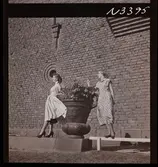 1708 N Mölnlycke väverier, mode; Stadshusträdgården, Stockholm; Mode för Mölnlycke