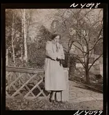 1708 N Mölnlycke väverier, mode; Stadshusträdgården, Stockholm; Mode för Mölnlycke