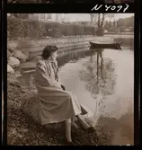 1708 N Mölnlycke väverier, mode; Stadshusträdgården, Stockholm; Mode för Mölnlycke