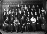 Två gruppfoton av evangelistmissionärer, en blandad grupp och en med bara män, 1920-1930