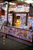 Hovet:s kiosk med reklam och löpsedlar på Drottningatan 27, 1986-08-08