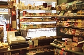 Kassaapparat och varulager i Hovet:s kiosk, 1986-08-08