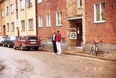 Män utanför hyreshus på Toringgatan, 1987-08-19
