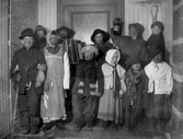 Utklädda påskkärringar i Hovsta, 1930-tal