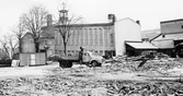 Lastbil på byggområde på Nygatan vid Pingstkyrkan, 1976
