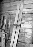 Gamla träskidor på Hardemo hembygdsgård, 1976