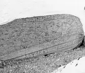 Runsten i väggen till Täby kyrka, 1970-tal