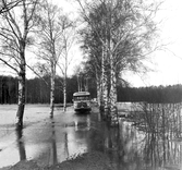 Buss på översvämmad väg i Ervalla, 1977