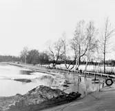 Pojke cyklar genom översvämning i Ervalla, 1977
