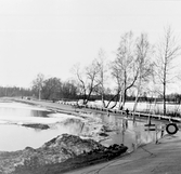 Pojke cyklar genom översvämning i Ervalla, 1977