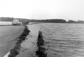 Bil vid stoppskylt vid översvämning i Ervalla,, 1977