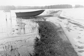 Båt använd vid översvämning vid Sundtorp i Ervalla, 1977