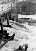 Forsande vatten vid översvämning vid Kvarnforsen i Järle i Ervalla, 1977