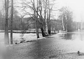 Väg och bro översvämmad i Hammarby i Nora, 1977