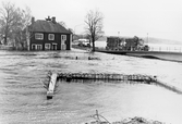 Lastbil kör över bro vid översvämning i Lindesberg, 1977