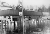 Bensinstation Esso i Lindeberg under vatten vid översvämning, 1977