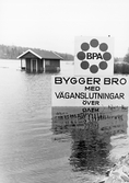 BPA bygger bro med väganslutningar vid översvämning i Lindesberg, 1977