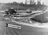 Vägarbete vid översvämning i Vedevår i Lindesberg, 1977
