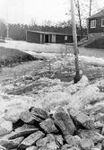 Vårflod har översvämmat uthus och väg i Vedevåg i Lindesberg, 1977