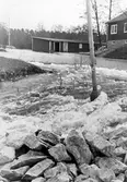 Vårflod har översvämmat uthus och väg i Vedevåg i Lindesberg, 1977