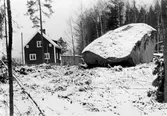 Hus vid klippblock i Yxtabacken i Hovsta, 1985