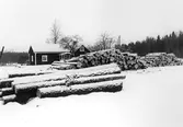 Timmerhög vid hus i Yxtabacken i Hovsta, 1985